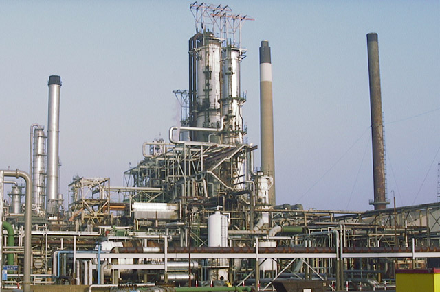 Mineral oil distillation plant.